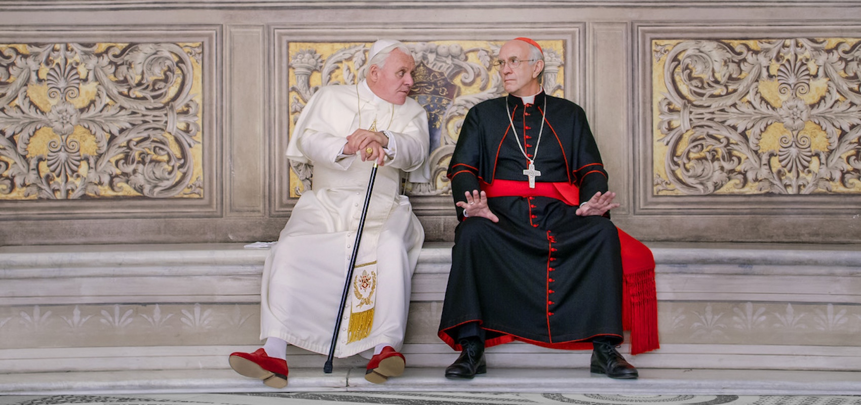 Anthony Hopkins en Benoît XVI échange avec le pape François incarné par Jonathan Pryce dans "LES DEUX PAPES" de Fernando Meirelles (2019)